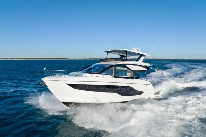 2026 Cruisers Yachts 50 Fly