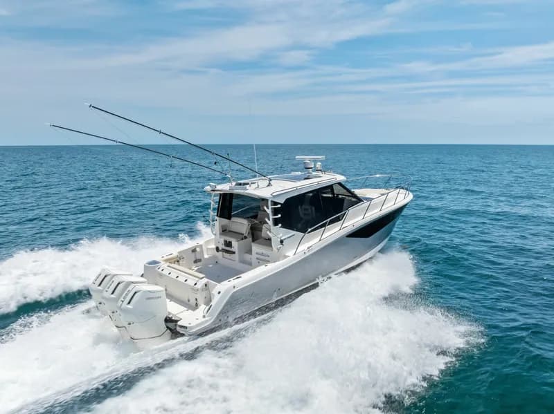 2023 Boston Whaler 405 Conquest