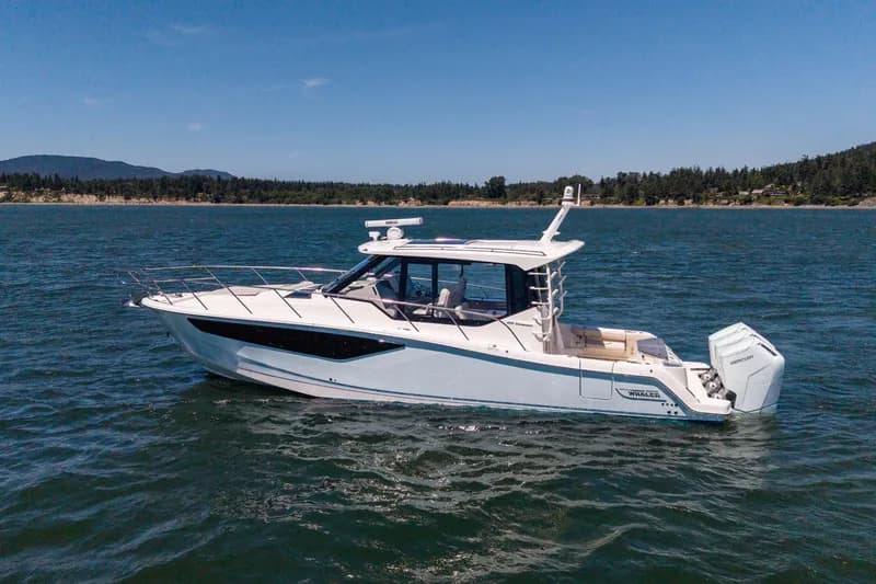 2023 Boston Whaler 405 Conquest