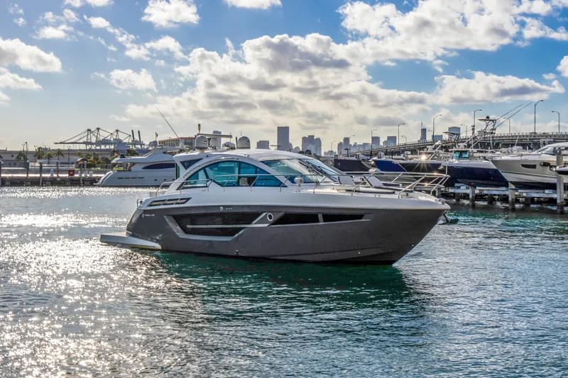 2019 Cruisers Yachts 50 Cantius
