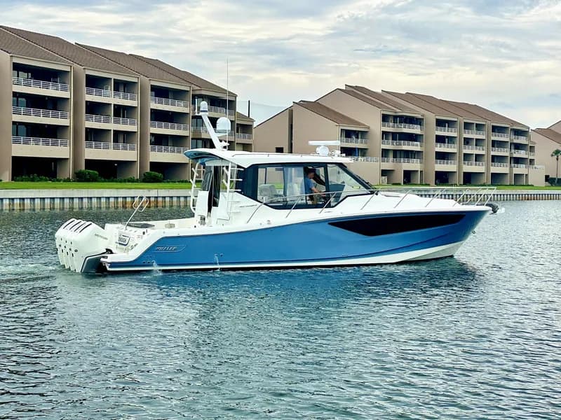 2023 Boston Whaler 405 Conquest